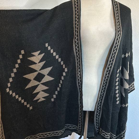 Jennyfer J Native Pattern Poncho Black and Tan Size One Size
NWOT - Picture 5 of 8